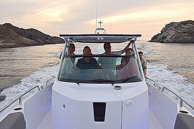  A bordo do barco junto a costa de Cadaqués 